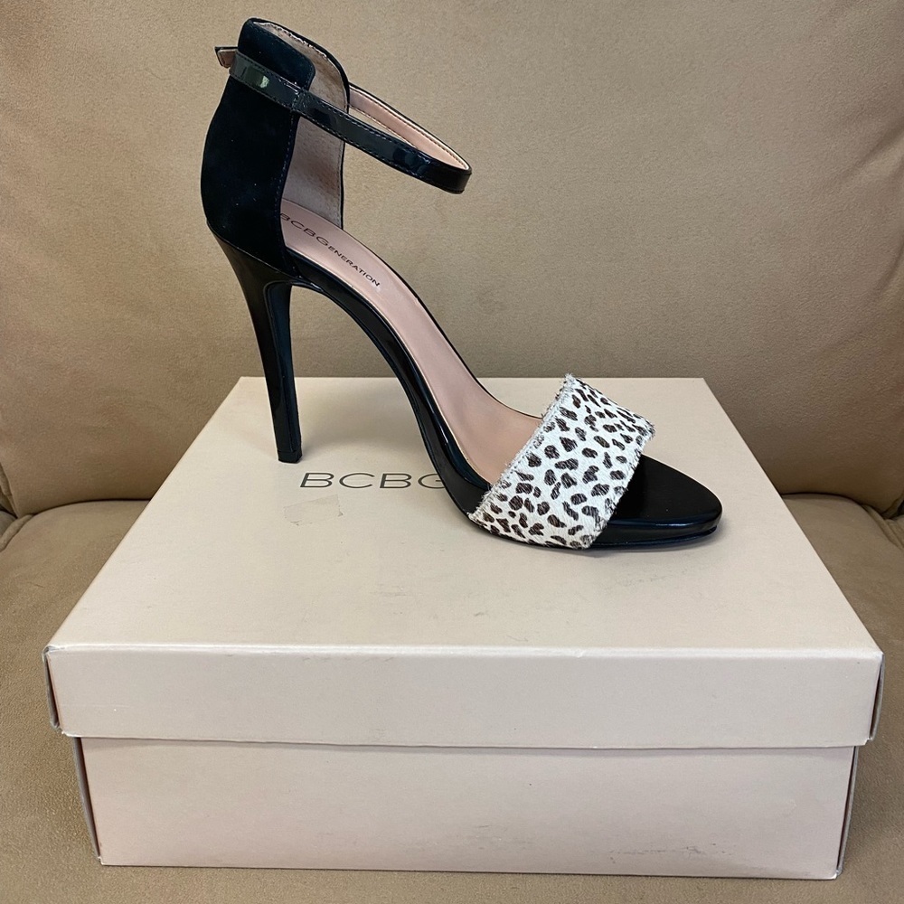 𝅺BNIB BCBGeneration Sheila White/Black Calf Hair Heeled Sandal Sz 8.5